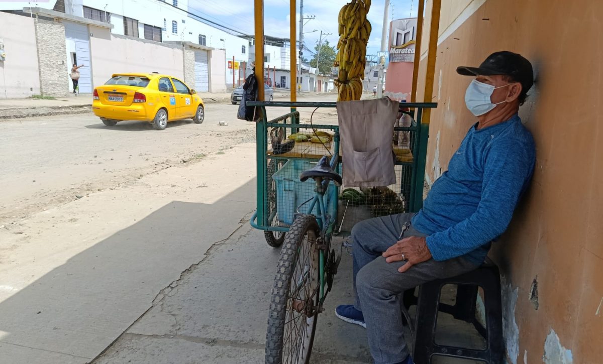 Óscar Mora (72) se protege del polvo con una mascarilla debido al polvo en la avenida 108, una de las calles que el municipio rehabilita vialmente.