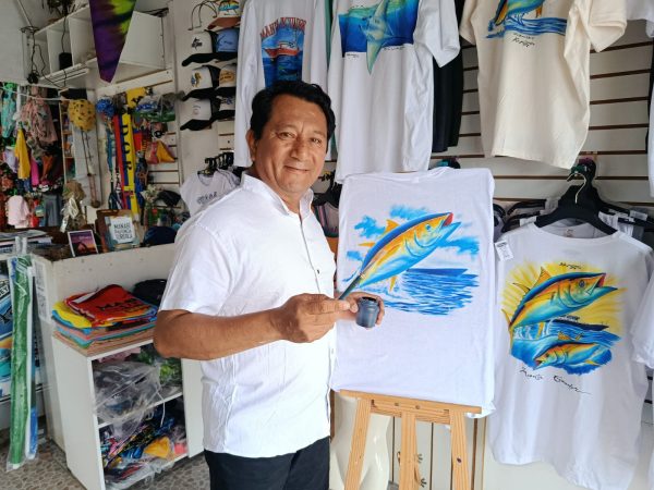 "Mi aporte es promocionar Manta; cada camiseta es como una publicidad que viaja por el mundo”, afirma Aleksey López.