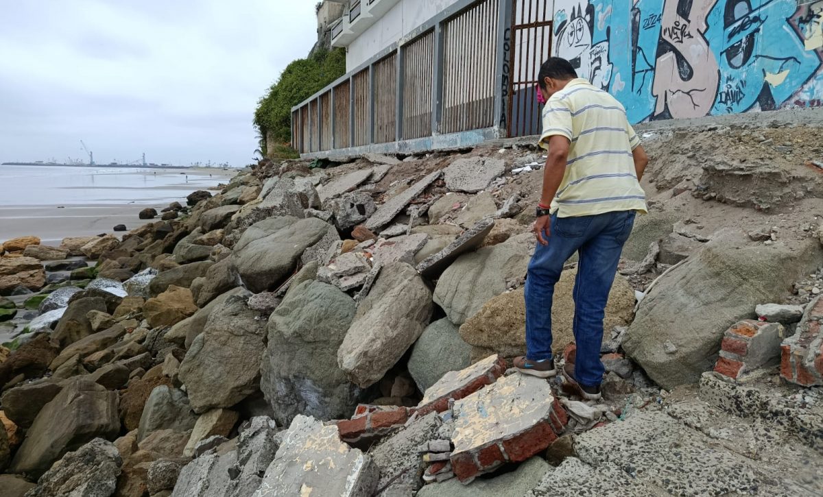 Un espacio desde donde se ven las piedras que se han desprendido del muro y que serán reforzadas con más piedras escolleras en El Murciélago.