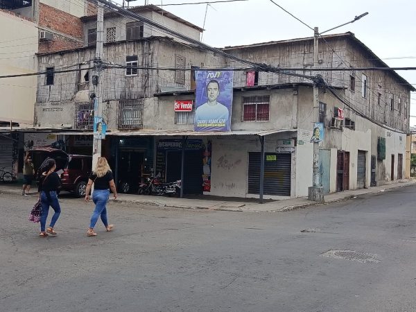 Una de las casas en el centro de Manta que está en venta. En la zona cada metro cuadrado de construcción oscila entre los 300 y 600 dólares, según datos de las inmobiliarias.