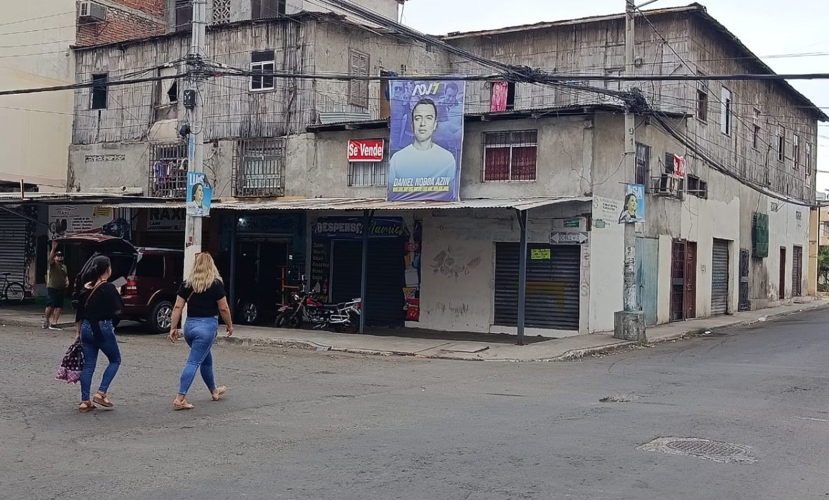 Una de las casas en el centro de Manta que está en venta. En la zona cada metro cuadrado de construcción oscila entre los 300 y 600 dólares, según datos de las inmobiliarias.