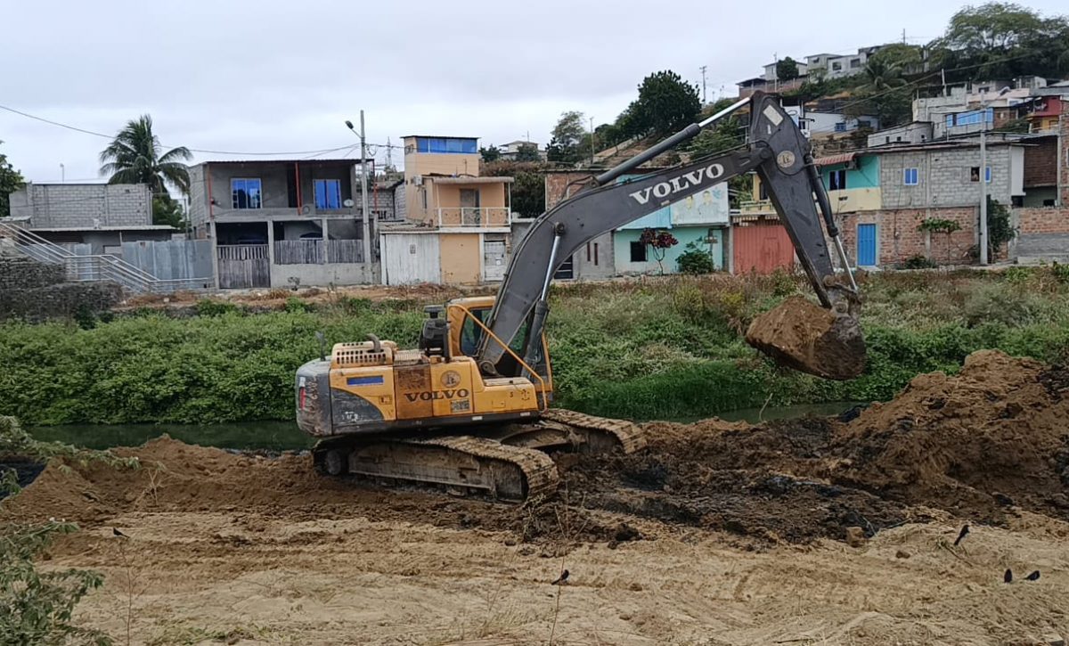 Limpieza del río Manta avanza con maquinaria en el barrio 5 de Junio.
