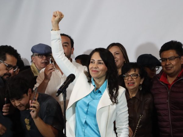 Rueda de prensa de Luisa González de la Revolución Ciudadana sobre resultados del referéndum y consulta popular 2025.