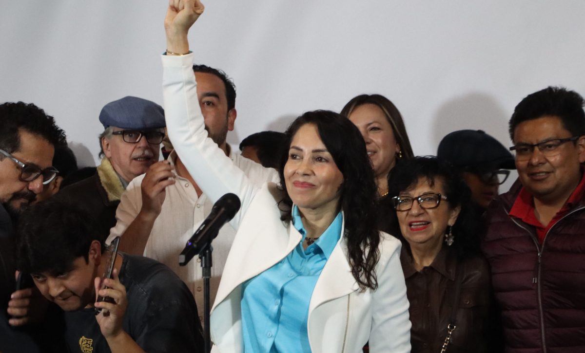 Rueda de prensa de Luisa González de la Revolución Ciudadana sobre resultados del referéndum y consulta popular 2025.