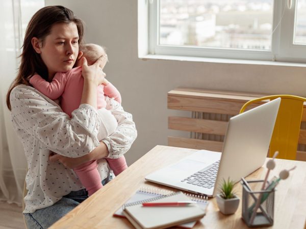 ¿Ser madre frena la carrera profesional? Un estudio revela por qué tantas mujeres dejan de trabajar tras tener hijos