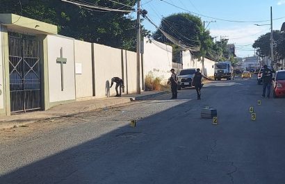 Un aparente tiroteo entre dos vehículos dejó cinco personas heridas frente al cementerio de Marbella, en Manta.