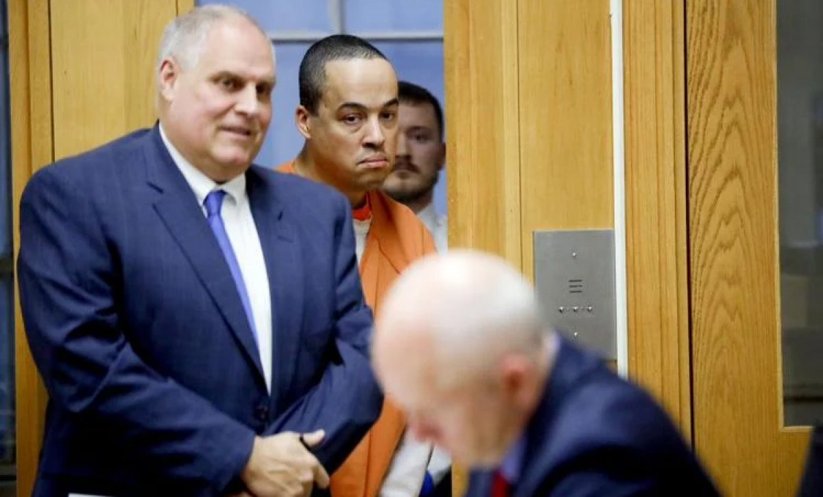 Un hombre es procesado por el crimen de sus padres y el incendio de su vivienda en Massachusetts