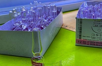 Ampollas decomisadas por Arcsa durante operativo por medicamentos sin registro sanitario y productos caducados.