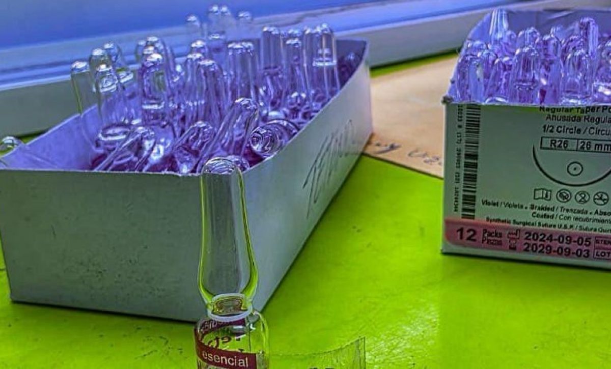 Ampollas decomisadas por Arcsa durante operativo por medicamentos sin registro sanitario y productos caducados.