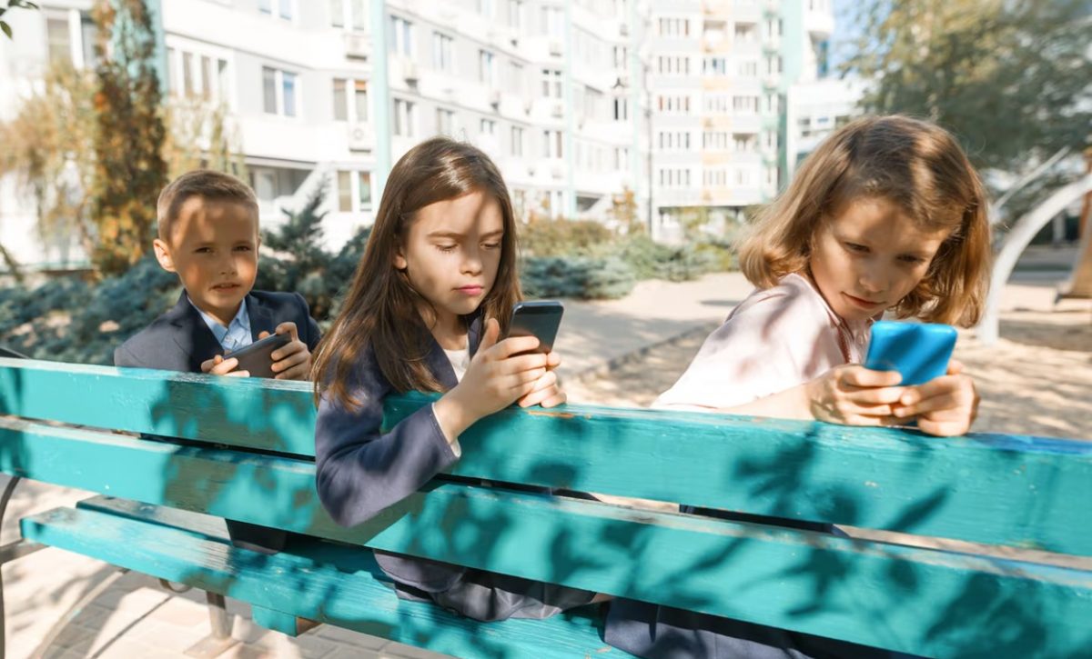 Francia avanza en una regulación para limitar el uso de redes sociales en niños y adolescentes