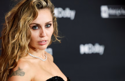 Jamie Lee sostiene que dio en adopción a Miley Cyrus (foto); la familia Cyrus niega la versión