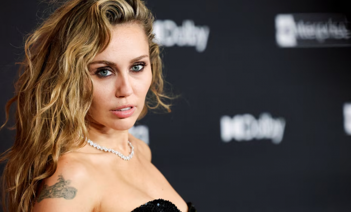 Jamie Lee sostiene que dio en adopción a Miley Cyrus (foto); la familia Cyrus niega la versión