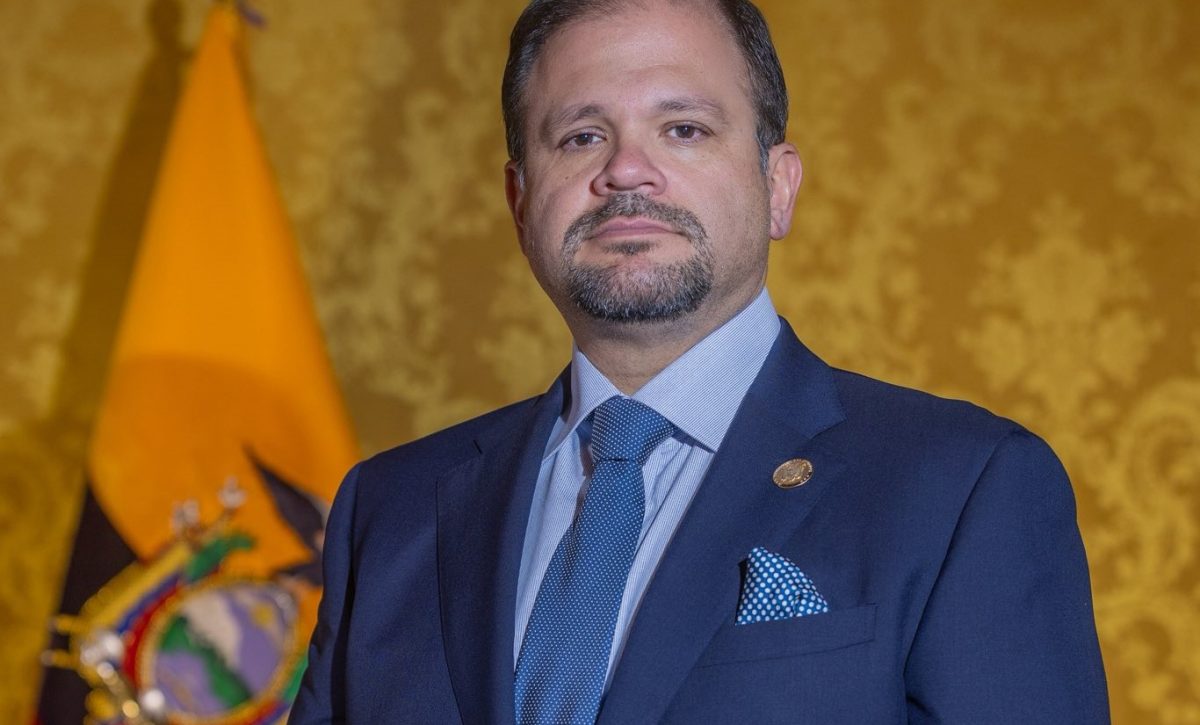 Ministro John Reimberg denuncia liberación de presunto cabecilla de grupo criminal en El Oro.