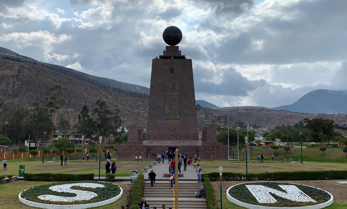 El Monumento a la Mitad del Mundo conmemora la Misión Geodésica Franco-Española (1736-1744), que midió la línea ecuatorial en Ecuador para confirmar que la Tierra es achatada en los polos, marcando un hito científico.