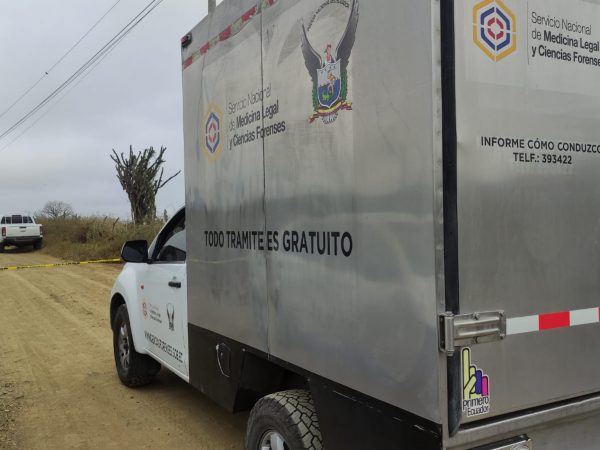 En el sitio San Eloy de Montecristi hallaron el cuerpo de un hombre. La Policía encontró casquillos de bala en el lugar.