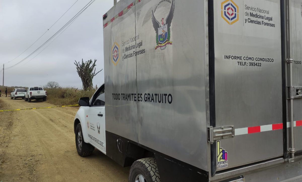 En el sitio San Eloy de Montecristi hallaron el cuerpo de un hombre. La Policía encontró casquillos de bala en el lugar.