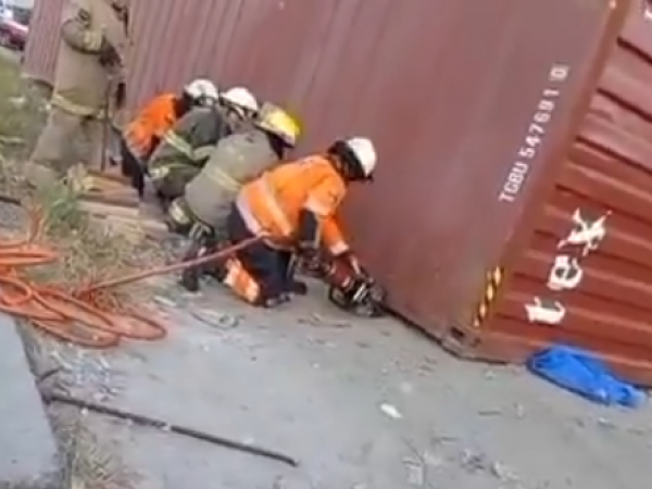 Accidente deja una mujer fallecida tras impacto de contenedor en la vía Perimetral