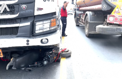 Mujer fallece en accidente entre motocicleta y tráiler en la Panamericana, sector Naranjal
