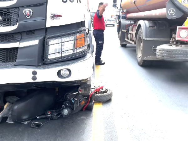 Mujer fallece en accidente entre motocicleta y tráiler en la Panamericana, sector Naranjal