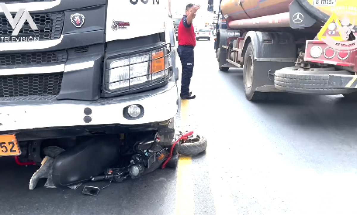 Mujer fallece en accidente entre motocicleta y tráiler en la Panamericana, sector Naranjal