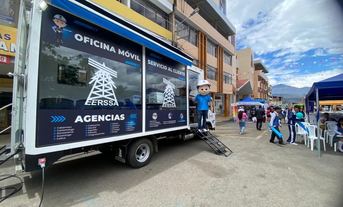 Una agencia móvil de atención de la Empresa Eléctrica de Loja. FOTO: @eerssaoficial.
