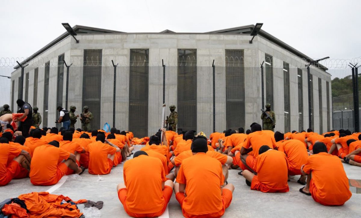 Nueva cárcel en Ecuador iniciará entre marzo y abril de 2026 para aliviar la crisis penitenciaria.