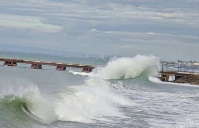 Autoridades recomiendan precaución ante oleaje en perfil costero del Ecuador durante el feriado