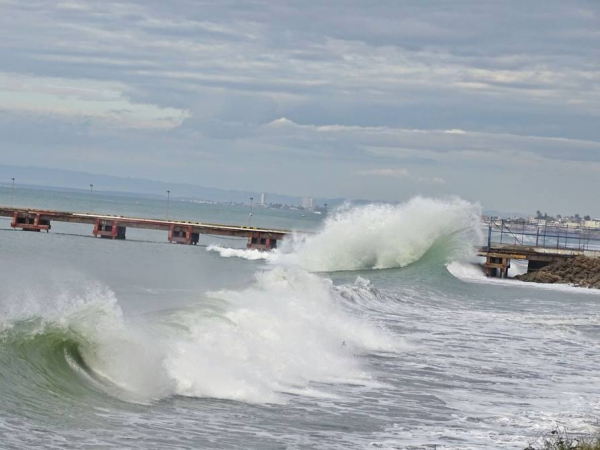 Autoridades recomiendan precaución ante oleaje en perfil costero del Ecuador durante el feriado