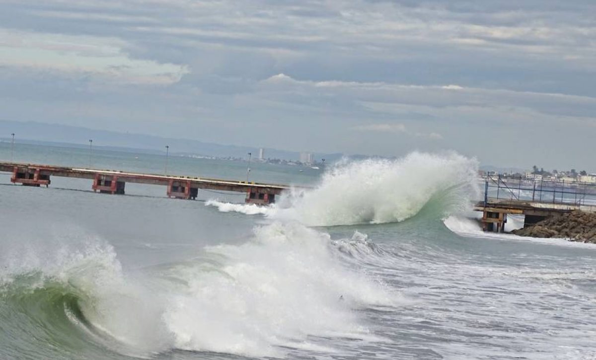 Autoridades recomiendan precaución ante oleaje en perfil costero del Ecuador durante el feriado