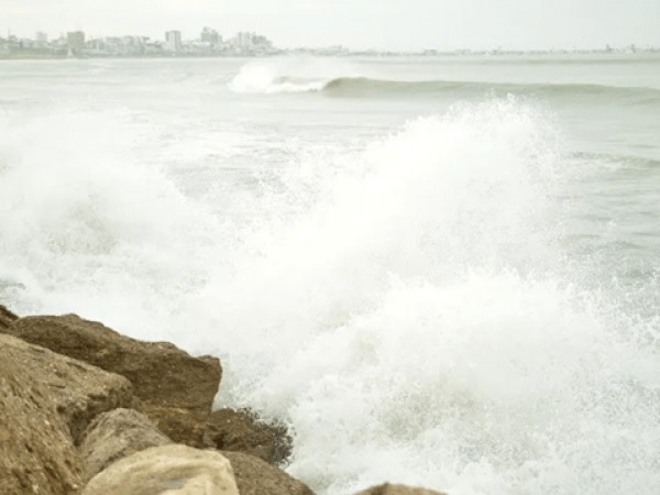 ¡Precaución en las playas! Inocar alerta sobre fuerte oleaje y mar agitado en Ecuador