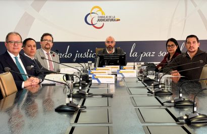 Mario Godoy (centro) durante una reunión con el Consejo de la Judicatura. FOTO: @CJudicaturaEc.