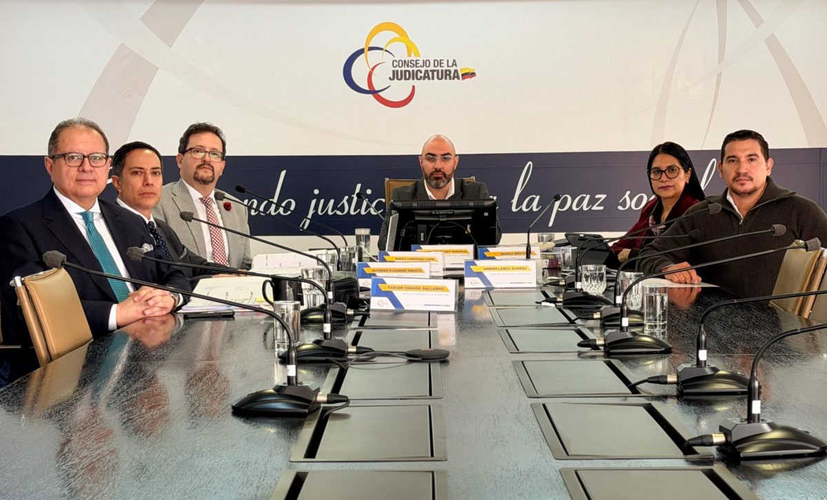 Mario Godoy (centro) durante una reunión con el Consejo de la Judicatura. FOTO: @CJudicaturaEc.