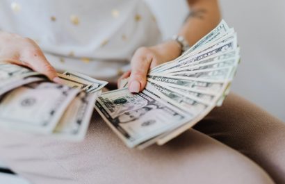 Persona contando dinero tras recibir el décimo tercer sueldo en Ecuador.