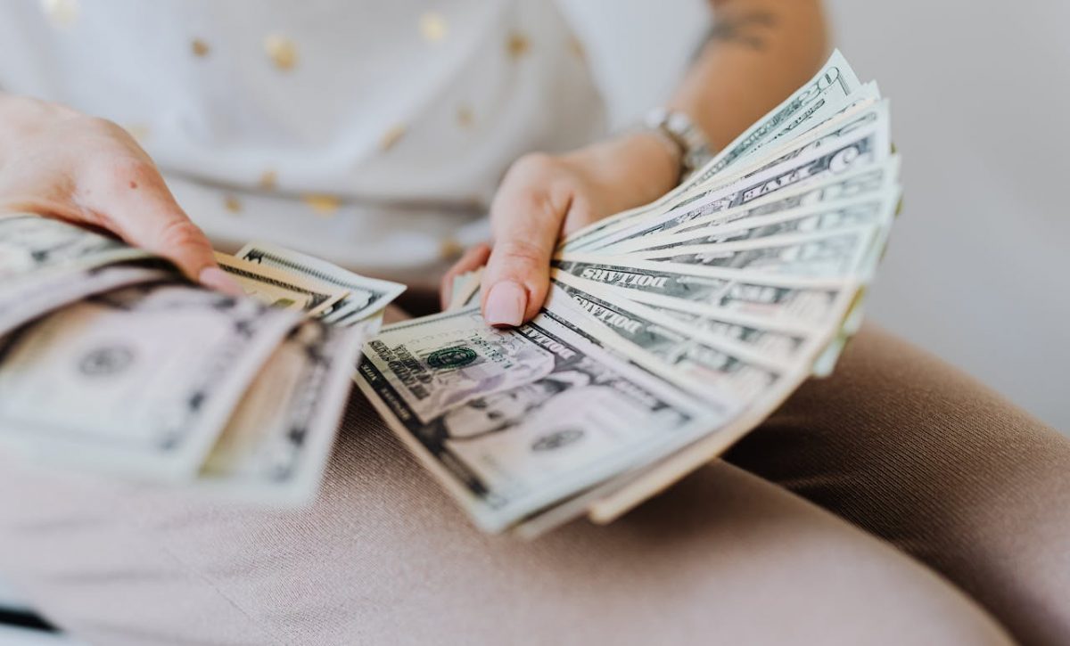 Persona contando dinero tras recibir el décimo tercer sueldo en Ecuador.