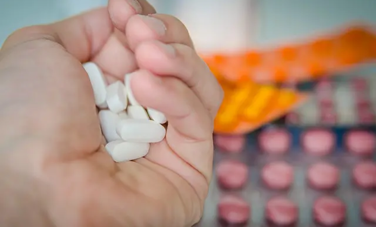 ¿Usas ibuprofeno y paracetamol? Podrían estar debilitando los antibióticos, según la ciencia