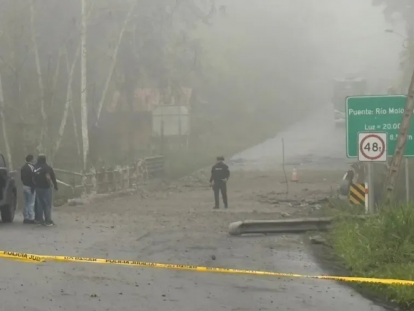 Policía investiga conexión entre explosión en puente y hallazgos criminales en Pasaje