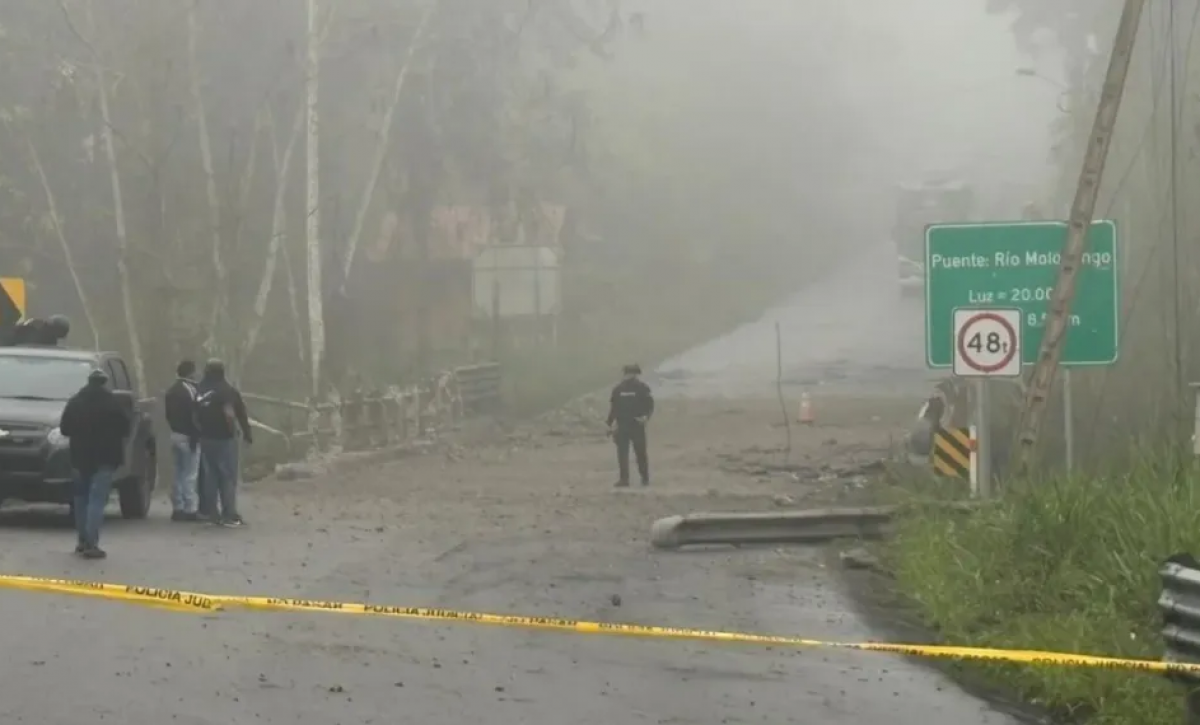 Policía investiga conexión entre explosión en puente y hallazgos criminales en Pasaje