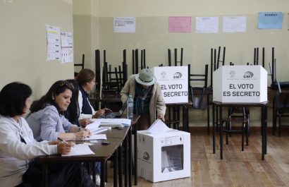 Una persona ejerce su voto durante el referéndum y la consulta popular del 16 de noviembre en Ecuador.
