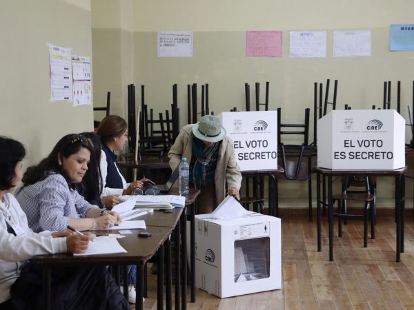 Una persona ejerce su voto durante el referéndum y la consulta popular del 16 de noviembre en Ecuador.