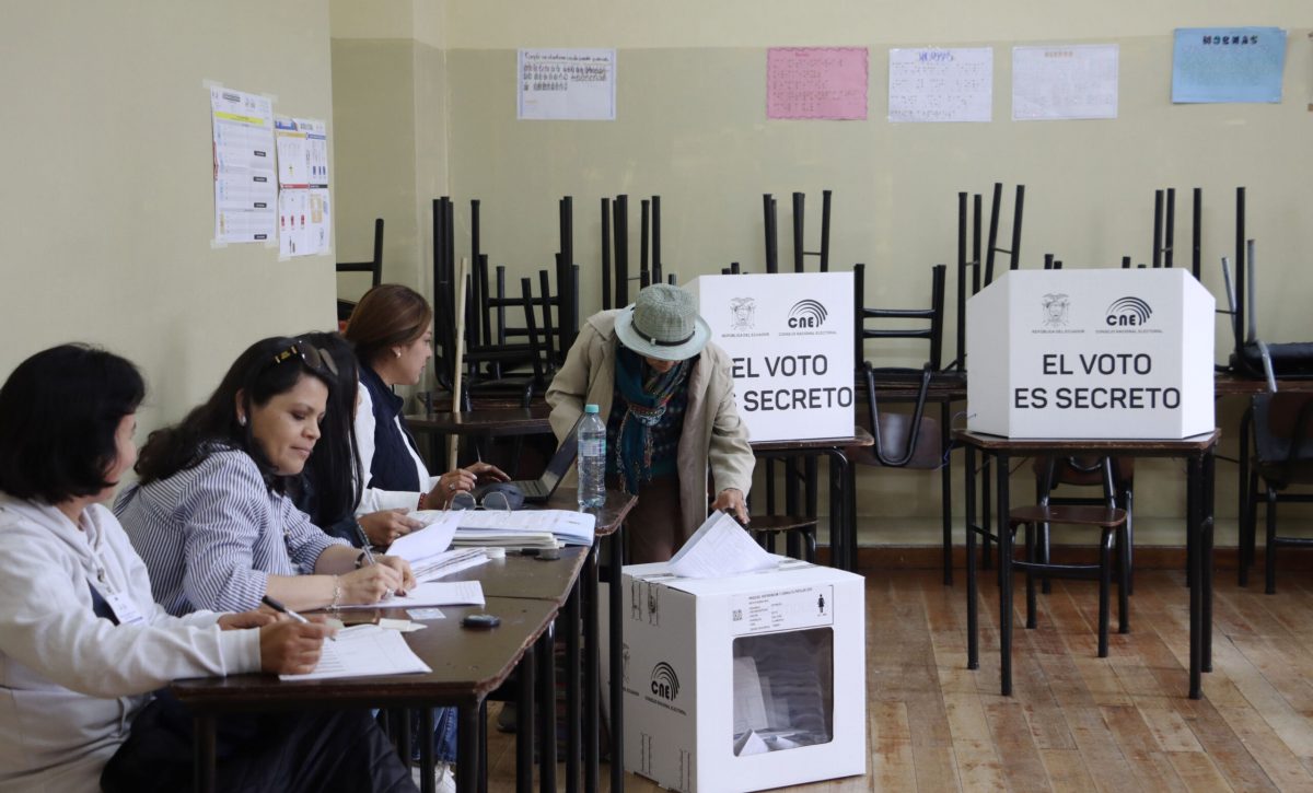 Una persona ejerce su voto durante el referéndum y la consulta popular del 16 de noviembre en Ecuador.