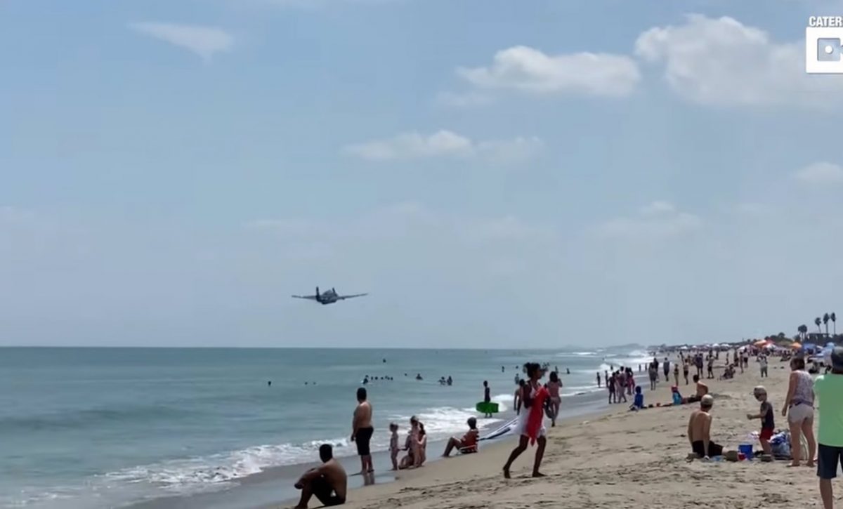 Filman el sorprendente aterrizaje de emergencia de un avión de la Segunda Guerra Mundial en una playa llena de bañistas