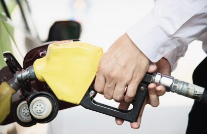 Persona abasteciendo gasolina Extra y Ecopaís en Ecuador tras nueva reducción de precios en noviembre de 2025.