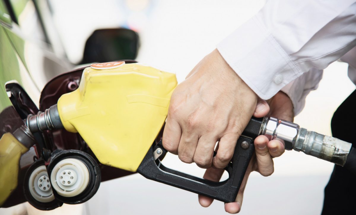 Persona abasteciendo gasolina Extra y Ecopaís en Ecuador tras nueva reducción de precios en noviembre de 2025.