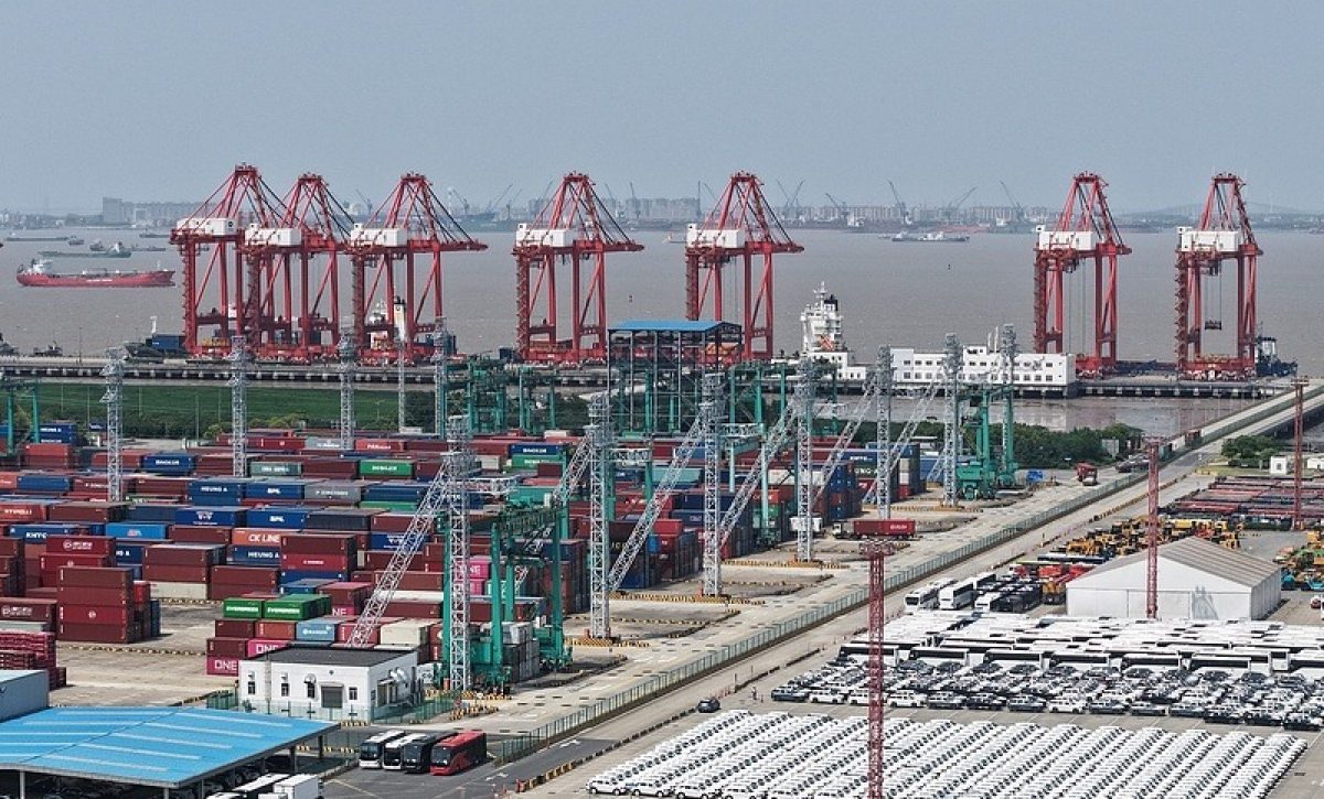 El Puerto de Shanghái continúa liderando el comercio marítimo mundial, y su nueva conexión con América Latina a través de Chancay promete fortalecer los lazos comerciales entre Asia y la región.