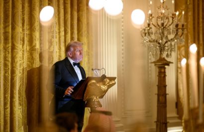 EE.UU. endurece reglas: Gobierno de Trump recortará beneficios fiscales a inmigrantes y revisará remesas.