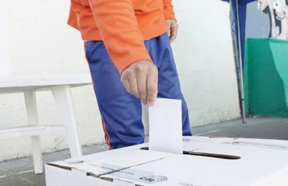 Persona privada de libertad deposita su voto en el referéndum y consulta popular 2025 en Manabí.