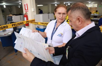 Referéndum y consulta popular 2025 en Ecuador – CNE confirma papeletas listas.