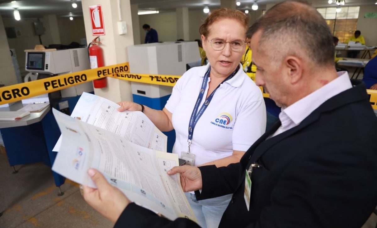 Referéndum y consulta popular 2025 en Ecuador – CNE confirma papeletas listas.
