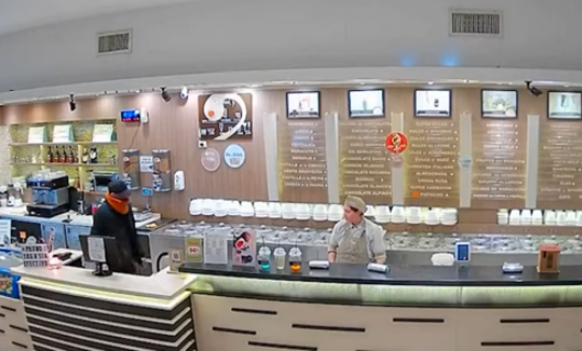 Delincuente roba una heladería y le dice a la empleada: “Tranquilizate, tomá un vaso de agua”