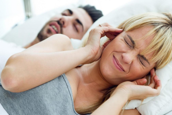 El impacto de los ronquidos en la pareja, según especialistas en sueño